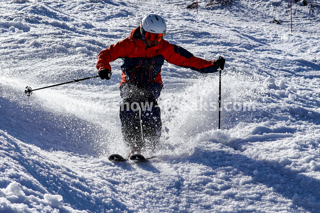 札幌国際スキー場 Mt.石井スポーツ ISHII SKI ACADEMY 校長・斉藤人之さんによる『斉藤塾』開講。本日のテーマは、「春雪！コブからスキーのたわみを楽しむ！！」(^^)v